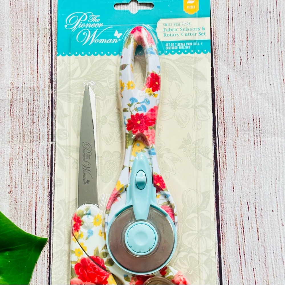 The Pioneer Woman Sweet Rose 45mm Rotary & 8" Fashion Scissors Set NEW - Picture 2 of 5